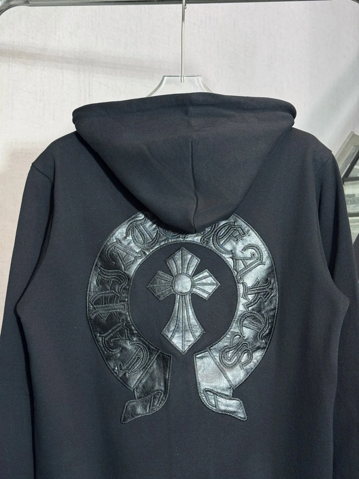 P320 model number: HE386 Chromehearts-Chrome heart embroidered horseshoe patch hooded jacket The fabric is made of 430g high-weight pure cotton double yarn fabric. The upper body is comfortable and warm, and the hand feels delicate and smooth. The horseshoes on the chest are made of heavy embroidery, and the embroidery is three-dimensional and full. The horseshoes on the back are sewn with custom patches to highlight the overall beauty of the clothes. The original hardware zippers are customized, and the clothes have a hooded design. The hem rows are made of the same color rows. The overall workmanship of the clothes is complex and heavy-duty, and it is made by a large factory. It has the original original label and all three labels. You can buy it with confidence.  Color: Black Size: S M L XL